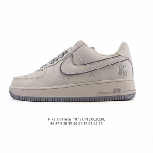 耐克 Nike Air Force 1 '07 Low 空军一号含气垫 小白鞋 低帮百搭厚底增高休闲运动板鞋。柔软、弹性十足的缓震性能和出色的中底设计，横跨复古