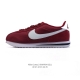 Nike Classic Cortez Nylon 耐克阿甘鞋男子运动鞋。秉承元年款经典风格，糅合防水鞋面设计，令双足保持干爽舒适。防水锦纶鞋面强势抵御风雨侵袭