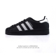 阿迪达斯 Adidas Superstar 三叶草经典贝壳头系列 新款休闲板鞋潮流男女士运动鞋 。鞋面柔软皮革材质 标志性的贝壳鞋头，锯齿三条纹，简约的线条。就