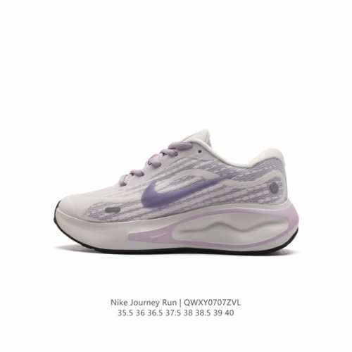 耐克 Nike Journey Run 女子透气公路跑步鞋 搭载柔软厚实的 Comfiride 泡绵缓震配置，助你征服充满挑战的路面，大步流星，微笑前行。该鞋款