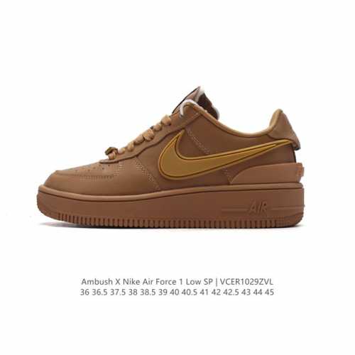耐克 空军一号 AF1 低帮休闲板鞋 Ambush x Nk Air Force 7 Low SP 空军一号联名标志性的Swoosh延伸至鞋跟之外，鞋舌和鞋垫上