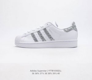 公司级头层皮 阿迪达斯 Adidas Superstar 三叶草经典贝壳头系列 新款休闲板鞋潮流女士运动鞋 鞋面柔软皮革材质 标志性的贝壳鞋头 锯齿三条纹 简约