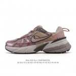 Nike 耐克 V2K Run 减震防滑 复古低帮运动跑步鞋 超火复古跑鞋，采用太空革组合呼吸网眼布鞋面材质，搭载正确4层组合底模，嵌入Tpu加固稳定模块,双层