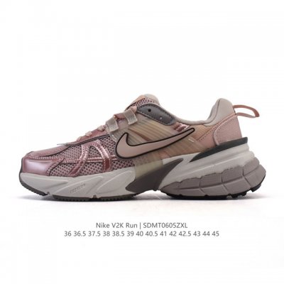Nike 耐克 V2K Run 减震防滑 复古低帮运动跑步鞋 超火复古跑鞋，采用太空革组合呼吸网眼布鞋面材质，搭载正确4层组合底模，嵌入Tpu加固稳定模块,双层