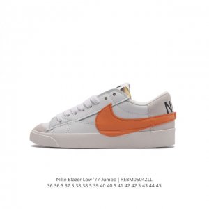 耐克 Nike Blazer Low '77 Jumbo 运动鞋，抓地板鞋，革新重塑经典街头人气鞋款，采用人气传统外观，巧搭大号耐克勾勾设计和宽大鞋带。柔软泡绵