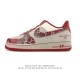 耐克 Nike Air Force 1 '07 Low 空军一号含气垫 低帮百搭厚底增高休闲运动板鞋。柔软、弹性十足的缓震性能和出色的中底设计，横跨复古与现代的