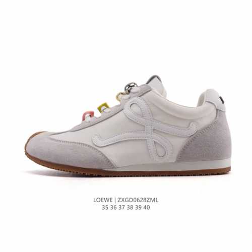 公司级 Loewe 罗意威 Ballet Runner 皮革织物拼接 简约圆头 系带 低帮 运动休闲鞋这双鞋是Loewe新发布的Ballet Runner ，被