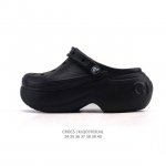 Crocs 沙滩洞洞鞋 女士休闲厚底增高凉拖鞋 卡骆驰明星同款 厚底增高沙滩鞋 选择尺码时 建议选大一码 脚感更舒适 家居休闲一式两用拖鞋 白敬亭同款，坡跟设计