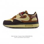 Nike 与 Travis Scott 又带来最新合作，而这次的鞋款则选择了 Nike 经典的 Air Max 1 咖啡黄 作为合作基础。Travis Scot