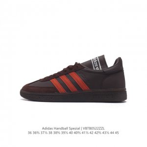 阿迪达斯 Adidas Handball Spezial 三叶草学院风复古休闲板鞋 德训鞋 橡胶底柔软皮革经典运动鞋板鞋。圆头、缝合拼接设计、正面绑带、鞋舌部位