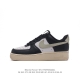 耐克 Nike Air Force 1 '07 Low 空军一号含气垫 低帮百搭厚底增高休闲运动板鞋。柔软、弹性十足的缓震性能和出色的中底设计，横跨复古与现代的