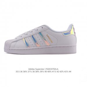 阿迪达斯 Adidas Superstar 2025年新款鞋子 蛇年新款经典贝壳头系列 新款休闲板鞋潮流女士运动鞋 。鞋面柔软皮革拼接材质 标志性的贝壳鞋头，简