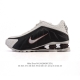 新品 耐克 Nike Shox R4 科技感运动鞋。金属质感鞋面 + 超大气柱 球鞋！Nike Shox R4上脚超炫酷Nike Shox R4十年经典鞋款，复