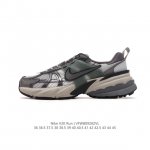 Nike 耐克 V2K Run 减震防滑 复古低帮运动跑步鞋 超火复古跑鞋，采用太空革组合呼吸网眼布鞋面材质，搭载正确4层组合底模，嵌入tpu加固稳定模块,双层