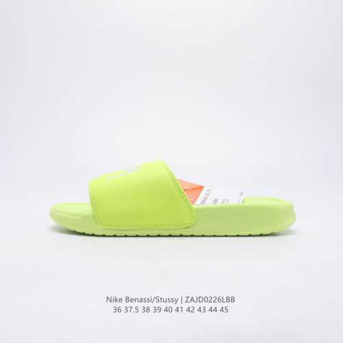 斯图西联名款stussy X Nike Benassi 拖鞋 一字拖男女凉拖鞋沙滩鞋 一直广受青睐的nike Sportswear 主打单品搭载了独具特色的鞋款