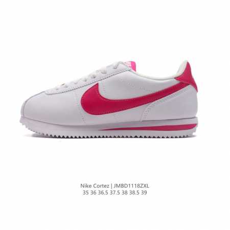 Nike Classic Cortez Nylon 耐克阿甘鞋女子运动鞋。秉承元年款经典风格，糅合防水鞋面设计，令双足保持干爽舒适。防水锦纶鞋面强势抵御风雨侵袭 - 点击图像关闭