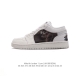 耐克 乔丹air Jordan 1 Low Aj1 乔1 乔丹1代aj1 低帮复古文化休闲运动篮球鞋。从1985 年面世的元年款汲取设计灵感，采用简洁大方的经典