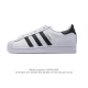 阿迪达斯 Adidas Superstar 三叶草经典贝壳头系列 新款休闲板鞋潮流男女士运动鞋 。鞋面柔软皮革材质 标志性的贝壳鞋头，锯齿三条纹，简约的线条。就