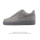 耐克 Nike Air Force 1 '07 Low 空军一号含气垫 低帮百搭厚底增高休闲运动板鞋。柔软、弹性十足的缓震性能和出色的中底设计，横跨复古与现代的