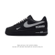 公司级 耐克 Nike Air Force 1 '07 Low 空军一号含气垫 低帮百搭厚底增高休闲运动板鞋。柔软、弹性十足的缓震性能和出色的中底设计，横跨复古