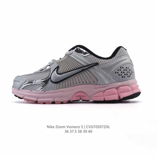 nike 耐克新款 Zoom Vomero 5 运动鞋休闲训练跑步鞋。Nike Zoom Vomero 5 女子运动鞋妥帖包覆足部，提供透气支撑效果。耐穿材料组