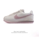 Nike Classic Cortez Nylon 耐克阿甘鞋女子运动鞋。秉承元年款经典风格，糅合防水鞋面设计，令双足保持干爽舒适。防水锦纶鞋面强势抵御风雨侵袭