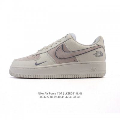 耐克 Nike Air Force 1 '07 Low 空军一号含气垫 低帮百搭厚底增高 小白鞋 休闲运动板鞋。柔软、弹性十足的缓震性能和出色的中底设计，横跨复