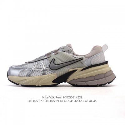 Nike 耐克 V2K Run 减震防滑 复古低帮运动跑步鞋 超火复古跑鞋，采用太空革组合呼吸网眼布鞋面材质，搭载正确4层组合底模，嵌入Tpu加固稳定模块,双层