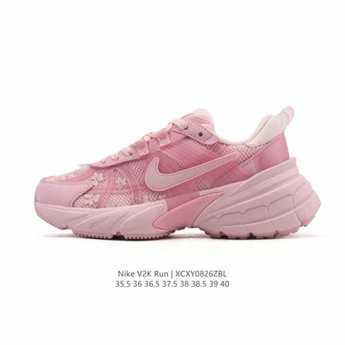 Nike 耐克 V2K Run 减震防滑 复古低帮运动跑步鞋 超火复古跑鞋，采用太空革组合呼吸网眼布鞋面材质，搭载正确4层组合底模，嵌入Tpu加固稳定模块,双层