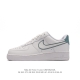 耐克 Nike Air Force 1 '07 Low 空军一号含气垫 低帮百搭厚底增高休闲运动板鞋。柔软、弹性十足的缓震性能和出色的中底设计，横跨复古与现代的