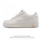 耐克 Nike Air Force 1 '07 Low 空军一号含气垫 低帮百搭厚底增高休闲运动板鞋。柔软、弹性十足的缓震性能和出色的中底设计，横跨复古与现代的