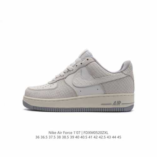 耐克 Nike Air Force 1 '07 Low 空军一号含气垫 低帮百搭厚底增高休闲运动板鞋。柔软、弹性十足的缓震性能和出色的中底设计，横跨复古与现代的