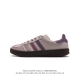 阿迪达斯 Adidas Originals Gazelle Indoor 复古三叶草防滑透明橡胶板鞋经典运动鞋。这款经典鞋,忠于原版设计,缀撞色三条纹和鞋跟饰片