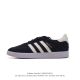 阿迪达斯 Adidas 中性三叶草gazelle系列休闲鞋男女经典运动板鞋，鞋身特殊的猪八皮革材质和简单百搭的特点，让 Gazelle 一直活跃在街头。T字鞋头