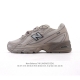 new Balance Mr740 Nb新百伦系列复古老爹风休闲运动慢跑鞋。采用轻质牛剖革拼接透气网眼衬垫织物鞋面材质 T-Beam大底提供足步弓支撑 保持步态