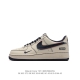 耐克 Nike Air Force 1 '07 Low 空军一号含气垫 低帮百搭厚底增高休闲运动板鞋。柔软、弹性十足的缓震性能和出色的中底设计，横跨复古与现代的