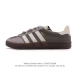 特价公司级 阿迪达斯 Adidas Originals Gazelle Indoor复古三叶草防滑透明橡胶板鞋经典运动鞋。这款经典鞋,忠于原版设计,缀撞色三条纹