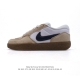 公司级 耐克Nike Sb Force 58 运动滑板鞋。这是一款将前沿创新带入街头的单品，它具有硫化杯底，具有出色的耐用性和灵活性。使用柔软皮革和帆布拼接，在