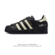 阿迪达斯 新款 Adidas Superstar 三叶草 经典贝壳头系列 新款休闲板鞋潮流男女士运动鞋 。鞋面柔软皮革材质 标志性的贝壳鞋头，锯齿三条纹，简约的