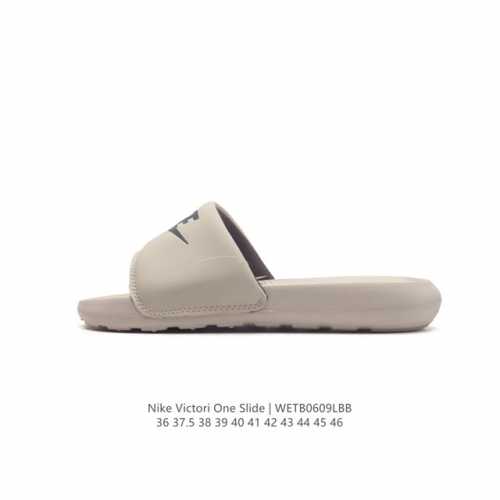 耐克 Nike Victori One Slide 耐克 夏季时尚舒适 高品质 一字拖鞋沙滩鞋拖鞋。采用全新柔软泡棉，响应灵敏，轻盈非凡，打造休闲舒适的穿着体验