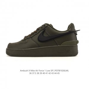 耐克 空军一号 Af1 低帮休闲板鞋 Ambush X Nk Air Force 1'07 Low Sp 空军一号联名标志性的Swoosh延伸至鞋跟之外，鞋舌和