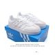 Adidas 阿迪达斯 男女同款运动鞋 三叶草samba Velentine 休闲鞋 德训鞋 复古板鞋经典运动鞋。一款阿迪达斯的samba面包鞋，该鞋具有厚实的