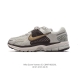 Nike 耐克夏季 ZOOM VOMERO 5 运动鞋休闲训练跑步鞋。Nike Zoom Vomero 5 运动鞋妥帖包覆足部，提供透气支撑效果。耐穿材料组合设