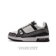 路易威登 满钻 Louis Vuitton LV路易威登板鞋 时尚运动鞋 潮厚底增高休闲鞋。舒适防滑底和百搭性霸屏整个时尚娱乐圈，细节调整完美主义！致TPR光泽