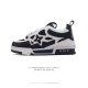 公司级 LV Skate Sneaker 路易威登 男士运动板鞋于 2024 秋冬秀场初次亮相，此次以粒面牛皮革焕新呈现。加垫鞋领和鞋舌援引滑板鞋设计，科技鞋带