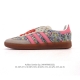 阿迪达斯 德训鞋 Adidas Originals Samba Og Shoes 经典运动鞋小白鞋 T头鞋 女士板鞋 刺绣花朵鞋面彰显休闲摩登风情的时尚经典鞋。