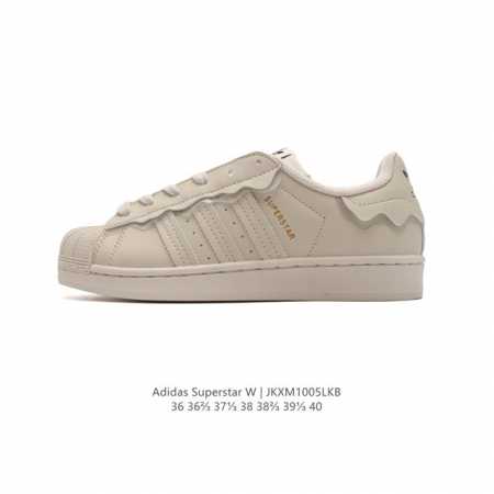 阿迪达斯 Adidas Superstar 三叶草经典贝壳头系列 新款休闲板鞋潮流女士运动鞋 。鞋面柔软皮革材质 标志性的贝壳鞋头，锯齿三条纹，简约的线条。就连 - 点击图像关闭