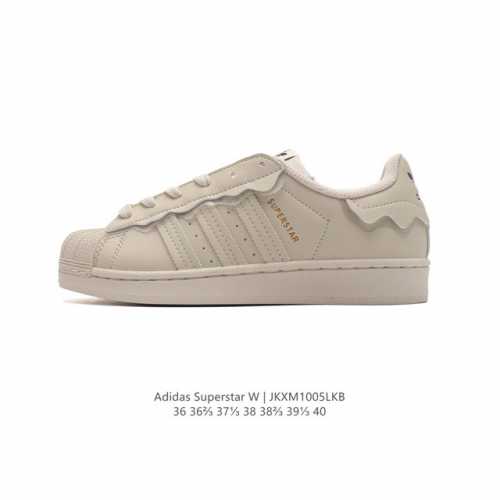 阿迪达斯 Adidas Superstar 三叶草经典贝壳头系列 新款休闲板鞋潮流女士运动鞋 。鞋面柔软皮革材质 标志性的贝壳鞋头，锯齿三条纹，简约的线条。就连