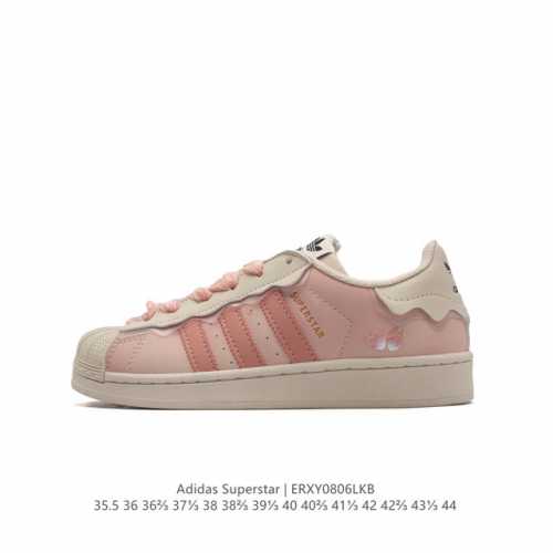 阿迪达斯 Adidas Superstar 三叶草经典贝壳头系列 新款休闲板鞋潮流男女士运动鞋 。鞋面柔软皮革材质 标志性的贝壳鞋头，锯齿三条纹，简约的线条。就