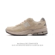 新百伦 New Balance 2002R 跑鞋 男女运动鞋厚底老爹鞋。沿袭了面世之初的经典科技，以 ENCAP 中底配以升级版 N-ERGY 缓震物料。鞋面则